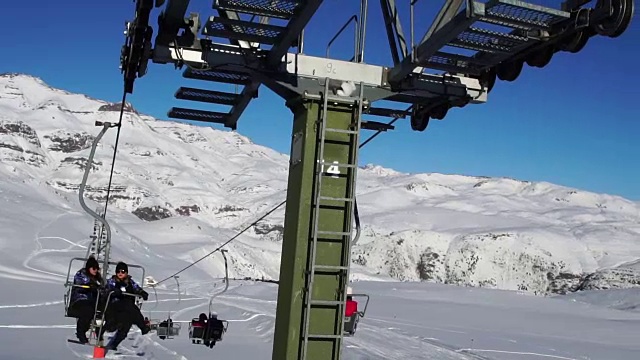 智利法罗内斯冬季山滑雪场的索道滑雪缆车