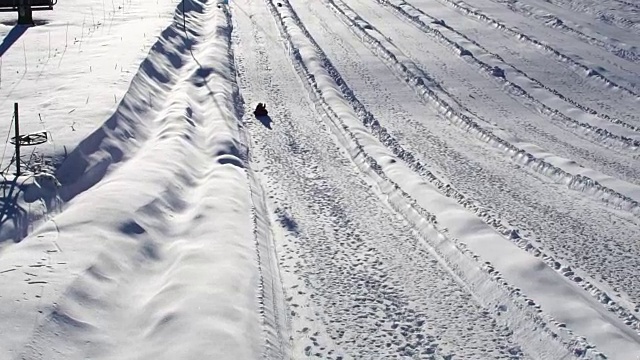 在雪地上滑