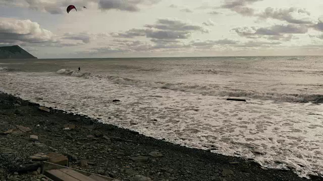 在阴沉的天空下的海上帆板
