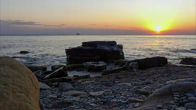 把夕阳照在平静的海面上