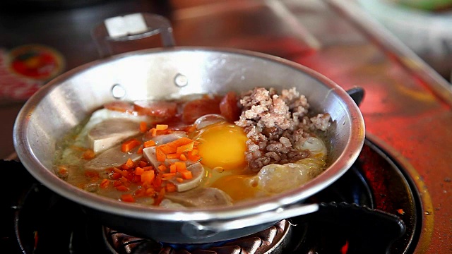 厨师制作腊肠猪肉煎蛋