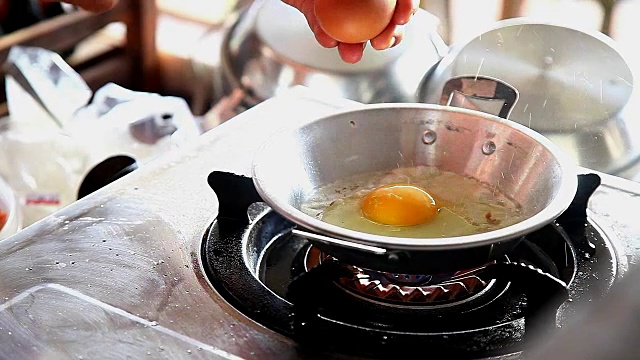 厨师制作腊肠猪肉煎蛋