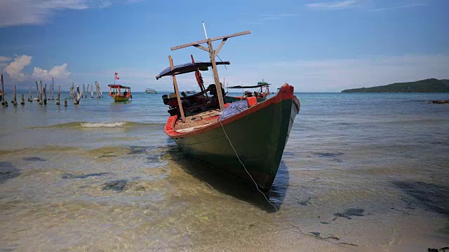 在湛蓝的天空下，传统的渔船停泊在海滩上