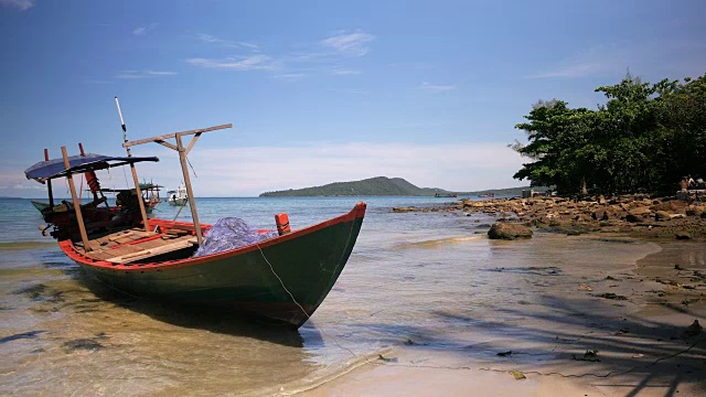 在湛蓝的天空下，传统的渔船停泊在海滩上