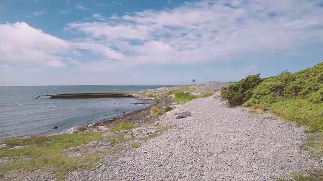 在海边散步的自然景色