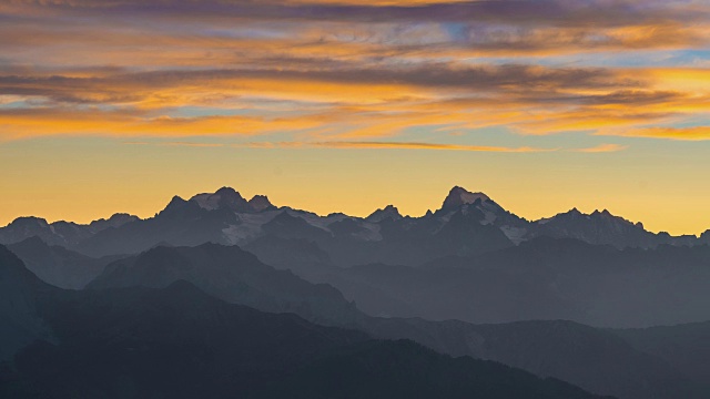 全景视频在日落时的阿尔卑斯山，山丘des Ecrins国家公园，法国