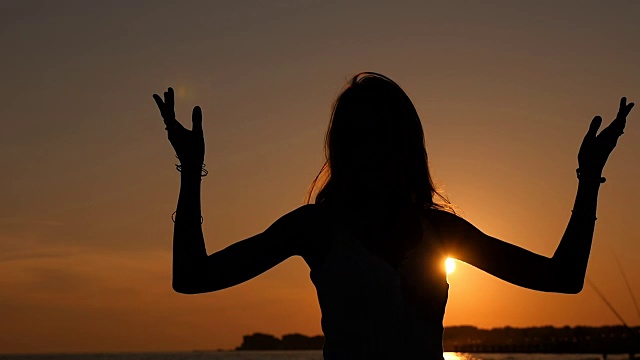 詳情圖-夏日自由:在海灘上日落時(shí)女子舞蹈的剪影