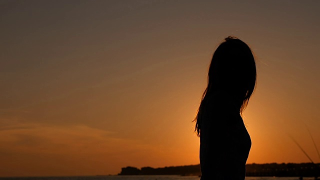 詳情圖-夏日自由:在海灘上日落時(shí)女子舞蹈的剪影