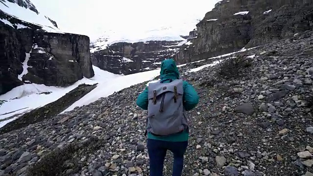 在加拿大的冰川上徒步旅行的女人