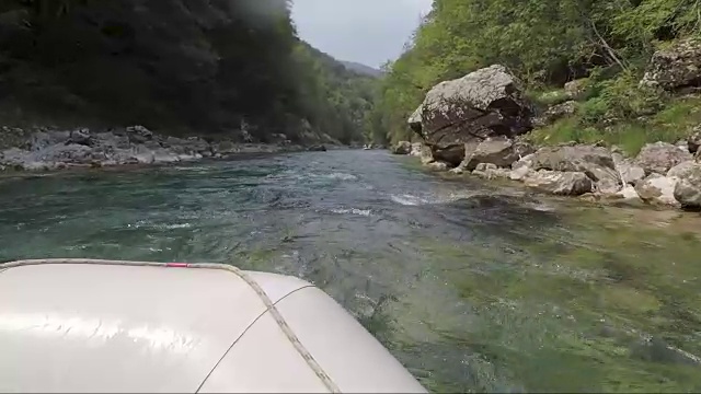 夏天在黑山的塔拉河上泛舟。