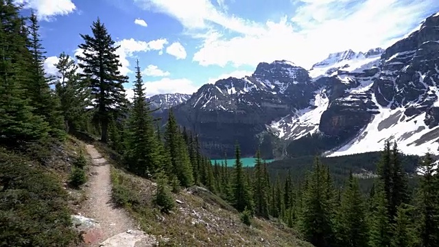 全景拍摄的山谷的十个山峰和冰碛湖从山径