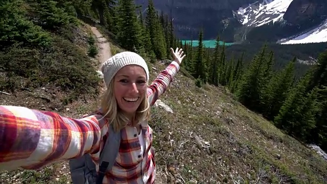 一名在加拿大徒步旅行的年轻女子讲述了在一条山路上的一张自拍