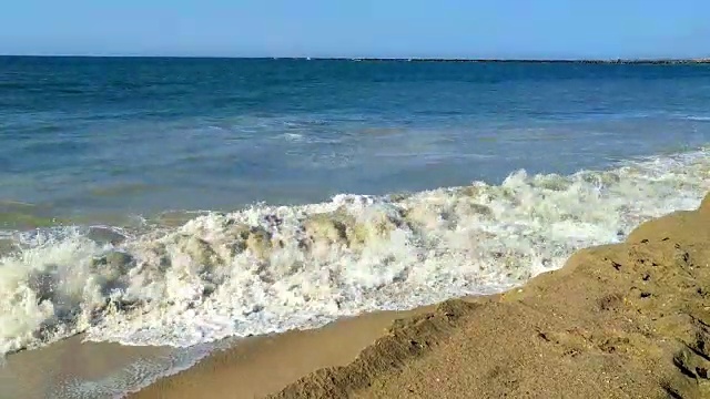 海景观-海岸线和海浪。