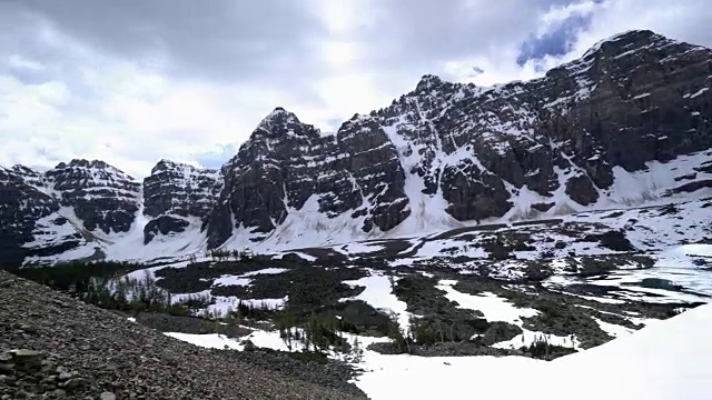 年轻女子在雪道上徒步旅行，双臂张开