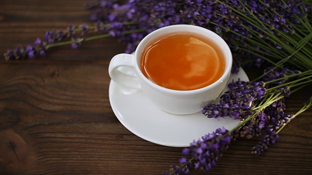 美味的绿茶在美丽的玻璃碗在桌子上