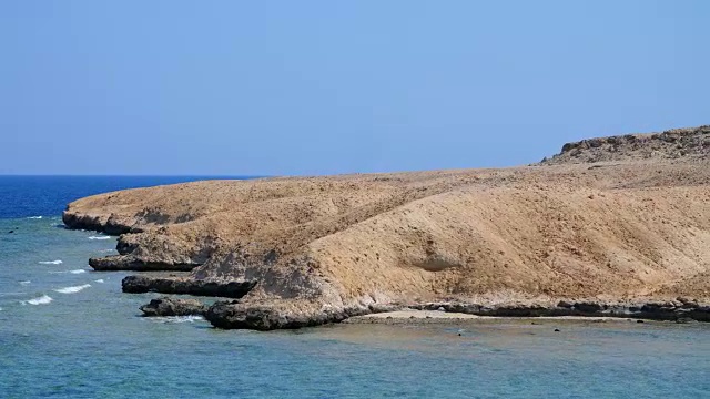 夏天，大海，美丽的海景。山和海。沙漠和海洋的结合