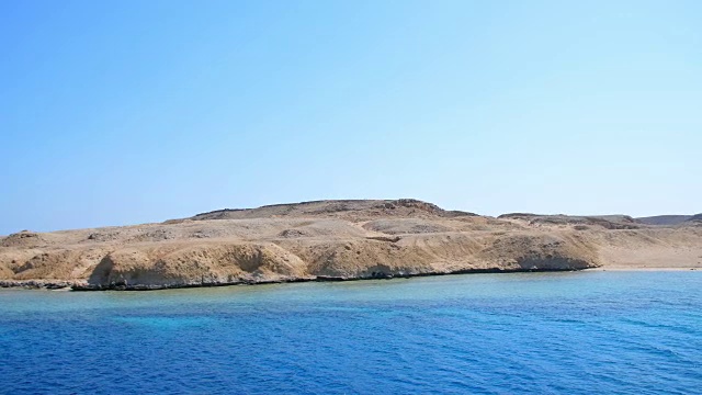 夏天，大海，美丽的海景。山和海。沙漠和海洋的结合