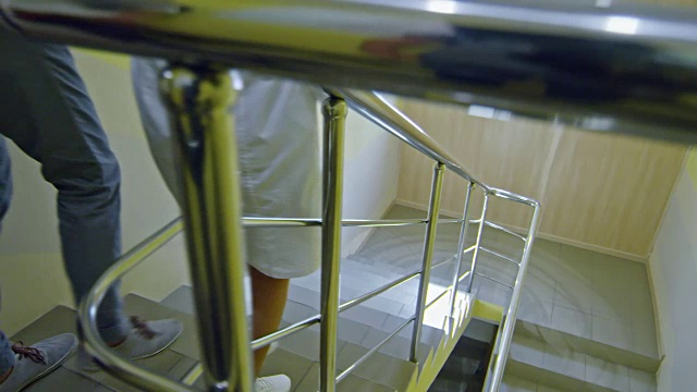女医生和病人走下楼梯