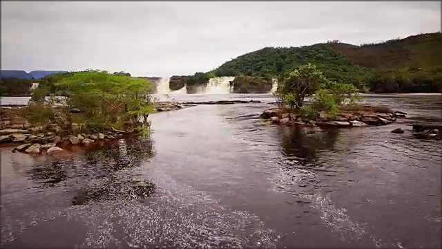 卡奈马国家公园泻湖瀑布鸟瞰图。卡奈玛是一个以自然美景和无数瀑布闻名于世的地方。卡奈马是世界各地的旅游胜地。