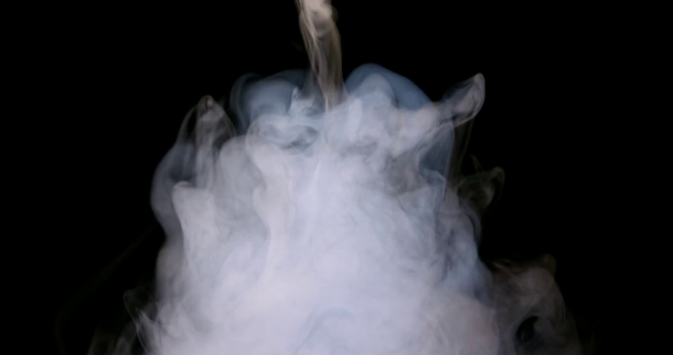 白色烟雾孤立在黑色背景