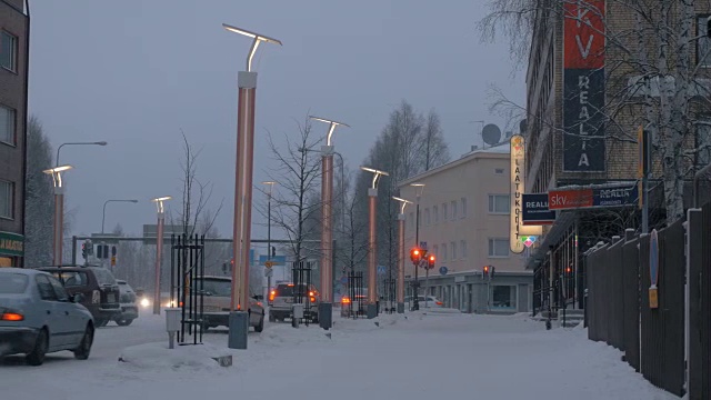 在芬兰的罗瓦涅米，白雪覆盖的街道上有汽车