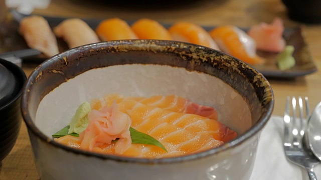 鲜鲑鱼刺身醋饭。