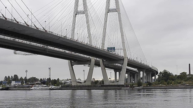 大Obukhovsky桥。横跨圣彼得堡涅瓦河的斜拉桥。在阴沉的秋日，俄罗斯最长的公路桥之一