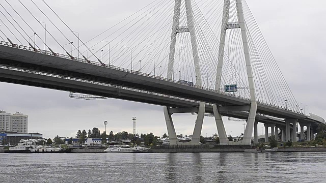 大Obukhovsky桥。横跨圣彼得堡涅瓦河的斜拉桥。在阴沉的秋日，俄罗斯最长的公路桥之一