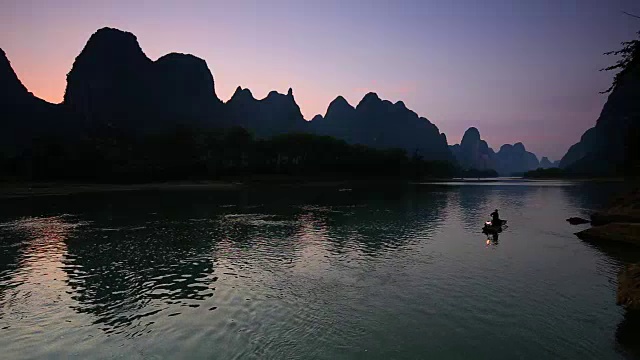 渔民在早上捕鱼，漓江，阳朔，广西桂林，中国