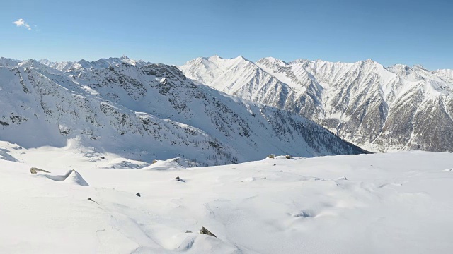 在冬季和圣诞节期间，在雄伟的意大利阿尔卑斯山脉的雪峰和山脊全景。