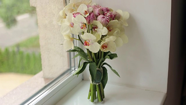 婚礼的兰花花束在窗口特写。