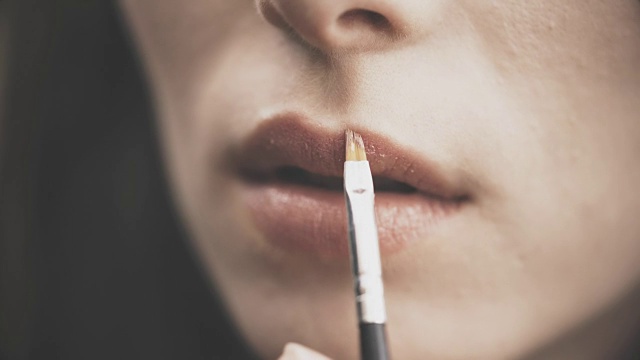 详情图-手妆艺术家给模特的嘴涂上口红
