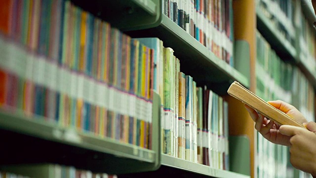 詳情圖-在圖書館選書的女人