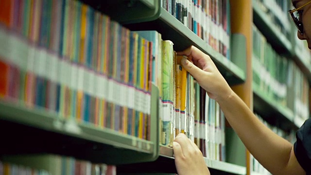 詳情圖-在圖書館選書的女人