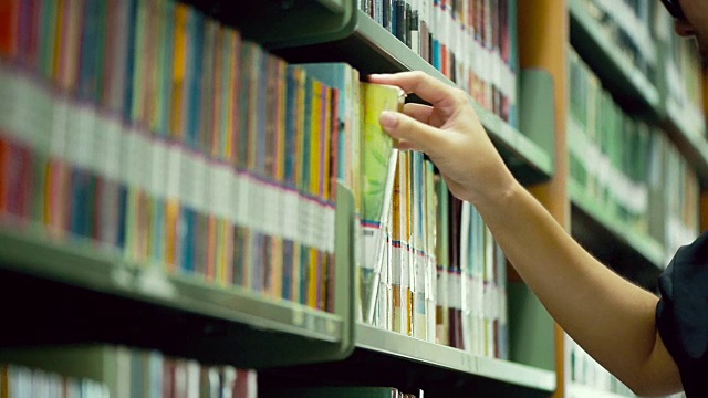 詳情圖-在圖書館選書的女人