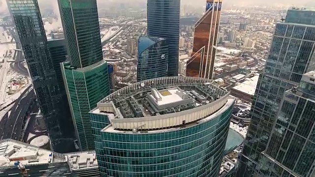 办公楼在冬天的白天。天线。