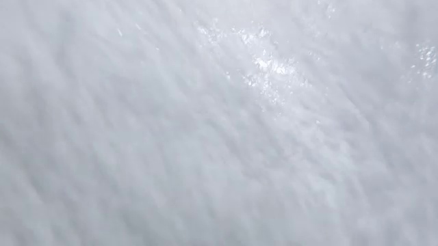 河水在河水中猛烈地冲击着摄像机