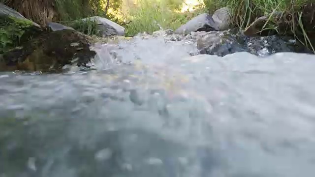 河水在照相机上用力流淌
