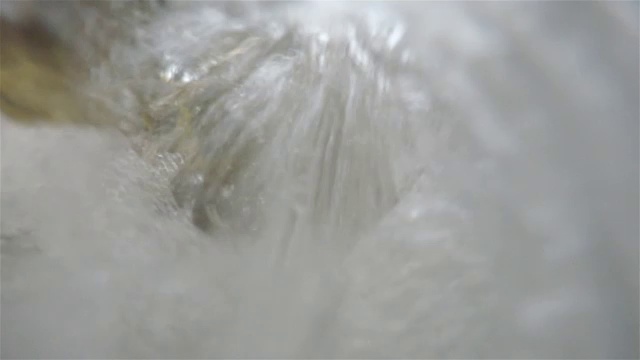河水冲过淹没在水中的相机