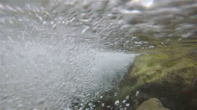内景的河流与大石头和水泡泡通过
