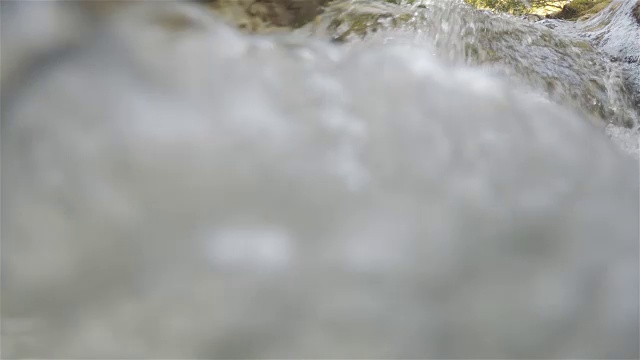 水河对着镜头在河中流淌