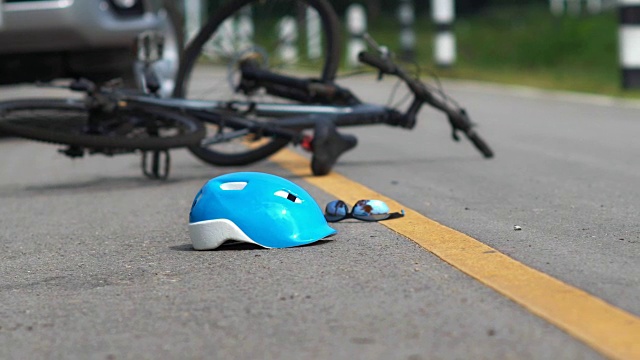 酒后驾车，车祸和自行车在路上相撞
