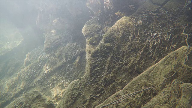 有颗粒流经的河水