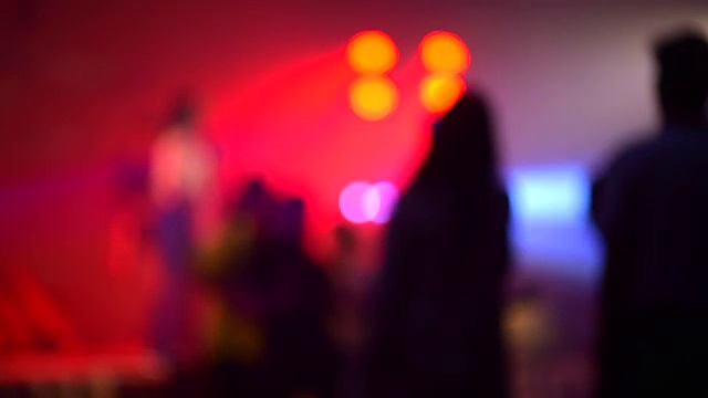 人们在酒吧里跳舞。