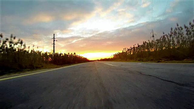 汽车在乡村公路上行驶，夕阳远去，超高清4k拍摄