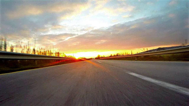 詳情圖-汽車在鄉(xiāng)村公路上行駛，夕陽遠去，超高清4k拍攝