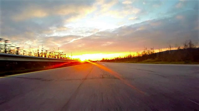 詳情圖-汽車在鄉(xiāng)村公路上行駛，夕陽遠去，超高清4k拍攝
