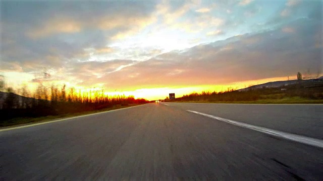 詳情圖-汽車在鄉(xiāng)村公路上行駛，夕陽遠去，超高清4k拍攝