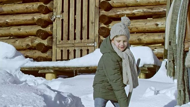 男人和小男孩在铲雪