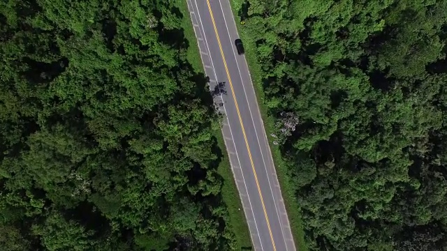 森林中高速公路的俯视图